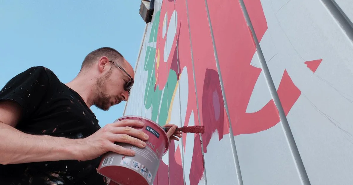 Illustrator Mankaiii brengt stad en natuur samen op de Schoemakerloods