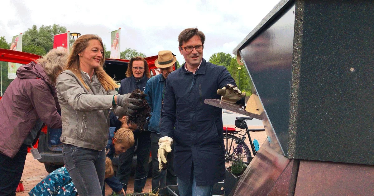 Bewoners en wethouder openen wormenhotel